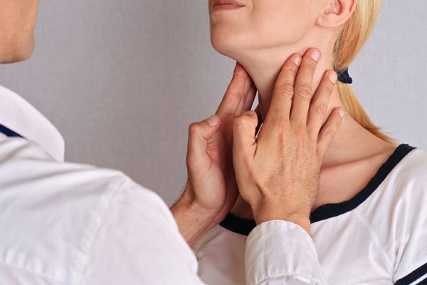 come riconoscere il mal di testa da cervicale