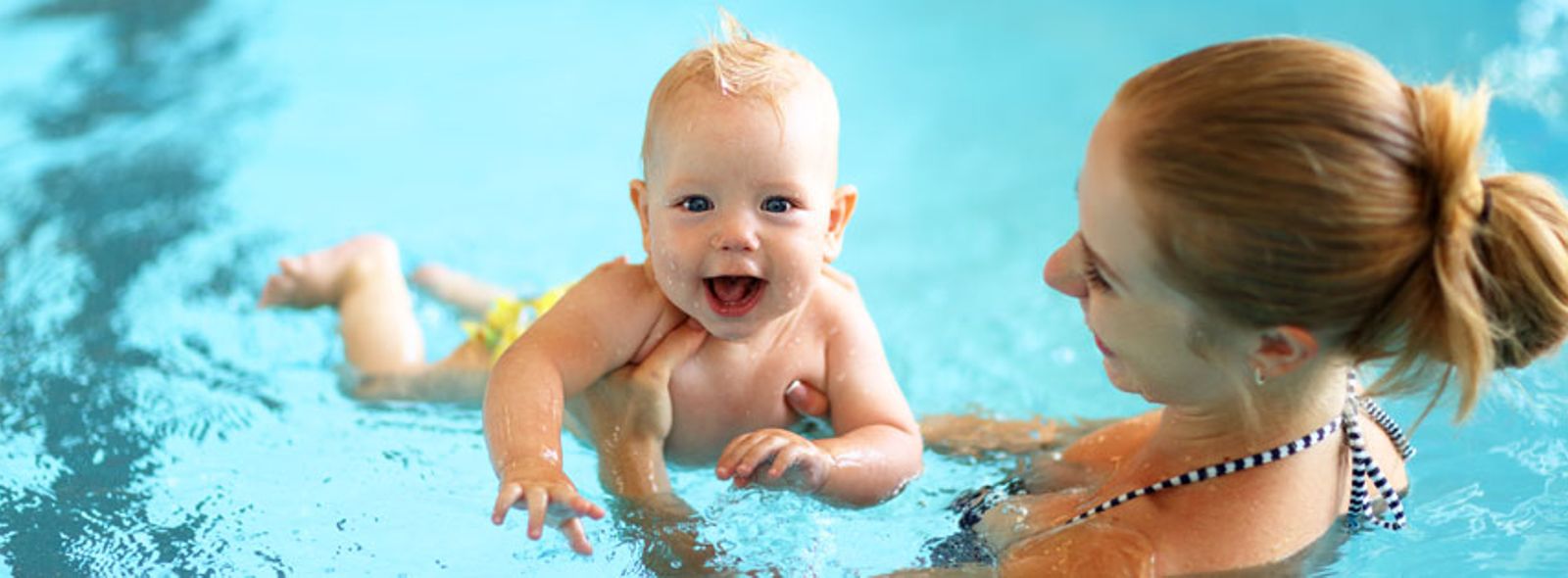 Neonati in piscina, i benefici dei corsi di acquaticità